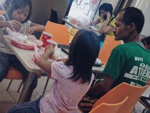 Kasihan! Anak-anak Ini Punya Kisah Sedih di Balik Momen Makannya