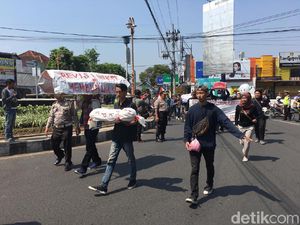 Bawa Keranda dan Pocong, Massa di Jember Demo Tolak Revisi UU KPK