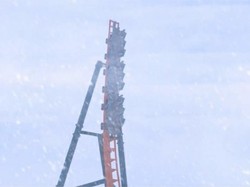 Roller Coaster Pemecah Es Tawarkan Pengalaman Ekstrem