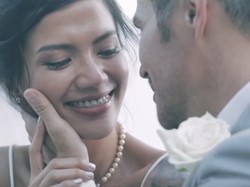 Lutut Ditendang Suami Bule sampai Pincang, Tiga Setia Gara Minta Cerai