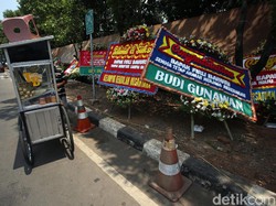 Karangan Bunga untuk Firli Berjejer di KPK