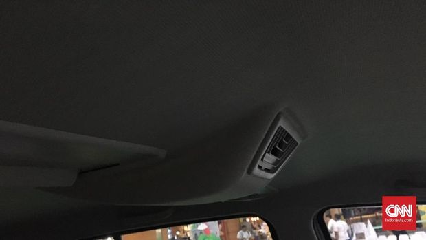 Air circulator tersimpan di bagian atap mobil.