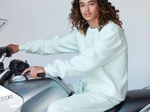 Sneakers Terbaru Yeezy Diejek Netizen, Disebut Mirip Sepatu Crocs Sneakers Terbaru Yeezy Diejek Netizen, Disebut Mirip Sepatu Crocs