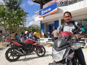 Kisah Mantri Bank di Ujung Selatan RI, Sebulan Bisa 8 Kali Bocor Ban Kisah Mantri Bank di Ujung Selatan RI, Sebulan Bisa 8 Kali Bocor Ban