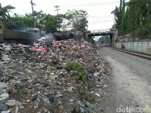 Sampah di Samping Rel Citeureup Masih Menggunung