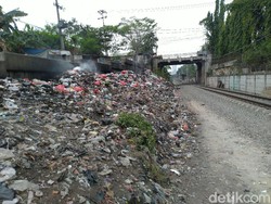 Sampah di Samping Rel Citeureup Masih Menggunung