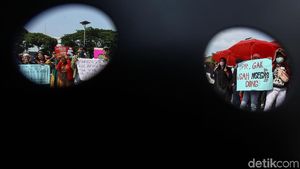 Potret Aksi Massa Menolak RKUHP di Depan DPR