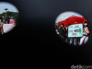 Potret Aksi Massa Menolak RKUHP di Depan DPR