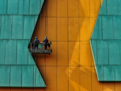 Petugas pembersih gedung