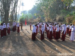 Sekolah Tak Punya Lapangan, Siswa Upacara Bendera di Kebun Bambu