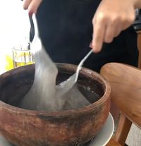 Mutia Ayu Belajar Bikin Papeda, Makanan Khas Kampung Halaman Glenn Fredly