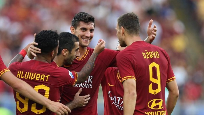 ROME, ITALY - SEPTEMBER 15:  Justin Kluivert with his teammates of AS Roma celebrates after scoring the teams fourth goal during the Serie A match between AS Roma and US Sassuolo at Stadio Olimpico on September 15, 2019 in Rome, Italy.  (Photo by Paolo Bruno/Getty Images)