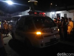 Tiba di Rumah Duka, Jenazah Fuad Amin Disambut Tahlil dan Ratusan Warga