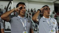 Bima Sakti memberikan penghormatan saat lagu Indonesia Raya dikumandangkan sebelum pertandingan.