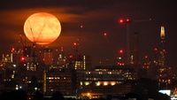 Foto Pemandangan Indah Bulan Purnama Langka