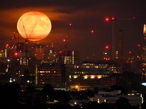 Foto Pemandangan Indah Bulan Purnama Langka