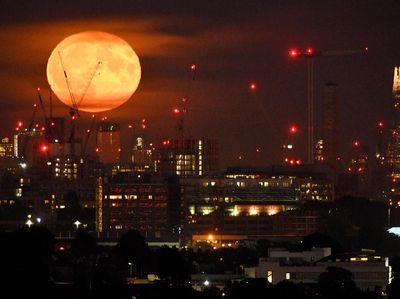 Foto Pemandangan Indah Bulan Purnama Langka
