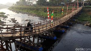 Menyusuri Jembatan Apung di Kabupaten Bandung