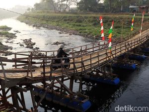 Menyusuri Jembatan Apung di Kabupaten Bandung
