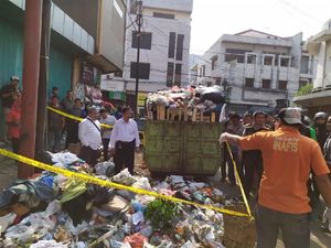 Petugas Temukan Mayat Janin Lelaki di Tempat Sampah Pecinan Bandung