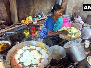 Mulia! Nenek Ini Berikan Makanan Gratis untuk Orang Miskin Setiap Hari Mulia! Nenek Ini Berikan Makanan Gratis untuk Orang Miskin Setiap Hari