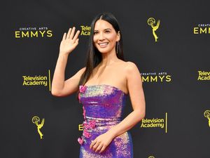 Cantiknya Olivia Munn dengan Dress Warna-warni Bak Barbie Cantiknya Olivia Munn dengan Dress Warna-warni Bak Barbie