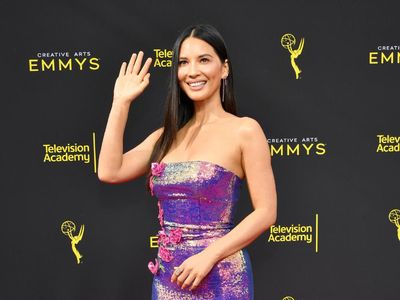 Cantiknya Olivia Munn dengan Dress Warna-warni Bak Barbie