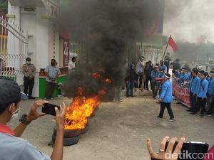 Dikepung Asap, Mahasiswa Demo Gubernur Riau Sambil Bakar Ban