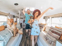 Pasangan Ini Berhenti Kerja & Pergi Keliling Dunia Naik Bus