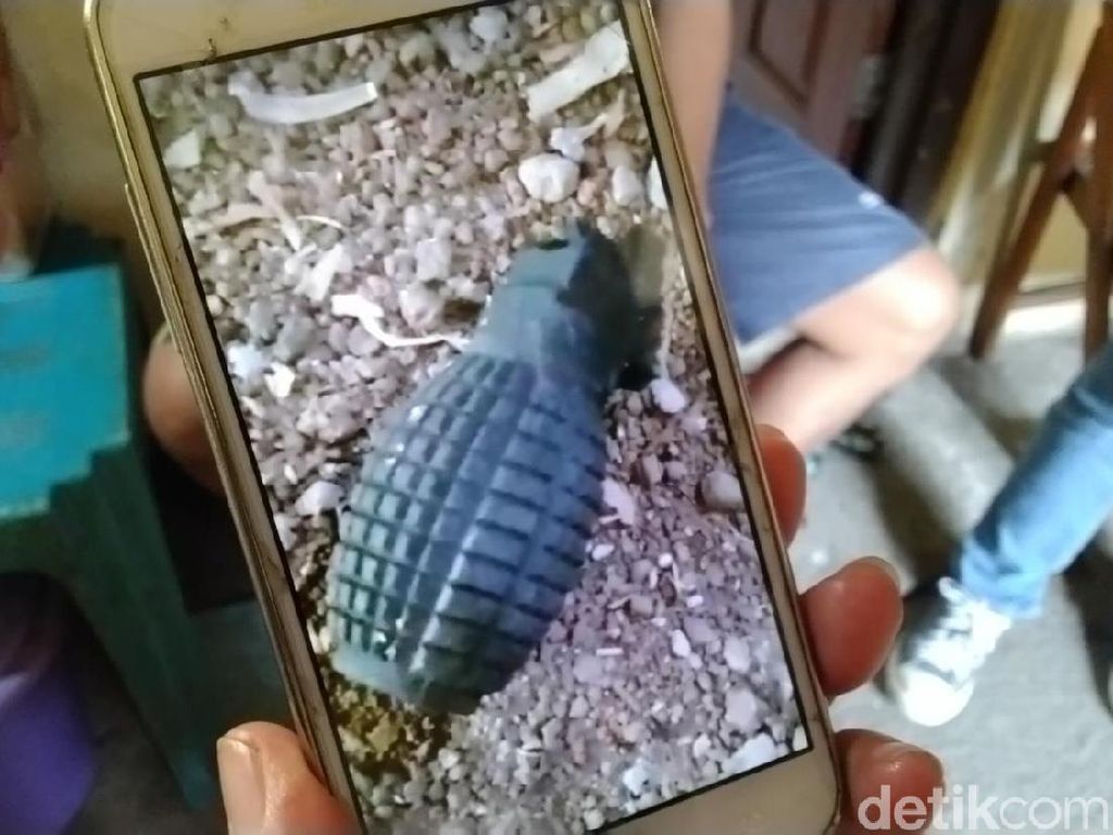 Disposal Peledak dari Mako Brimob Srondol Masih Berlangsung Disposal Peledak dari Mako Brimob Srondol Masih Berlangsung