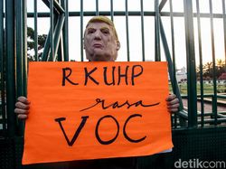 Wow! Ada Donald Trump Ikut Demo Tolak RKUHP di DPR