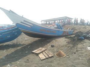 Perahu Dihantam Ombak, Dua Nelayan Hilang di Cilacap