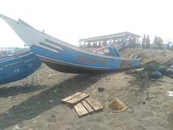 Perahu Dihantam Ombak, Dua Nelayan Hilang di Cilacap