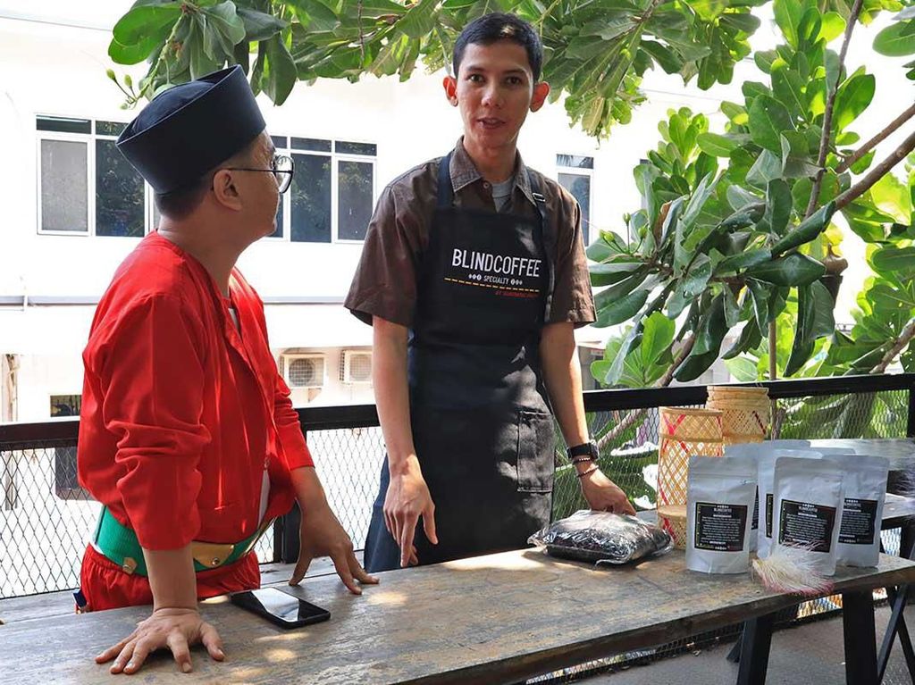 Ketika Kopi Menjadi Terang Dalam Kegelapan Ketika Kopi Menjadi Terang Dalam Kegelapan