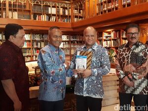 PWI Beri Gelar Bapak Kemerdekaan Pers Indonesia untuk BJ Habibie PWI Beri Gelar Bapak Kemerdekaan Pers Indonesia untuk BJ Habibie