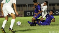 Dua pemain Filipina mengadang serangan yang dilakukan Timnas Indonesia U-16.