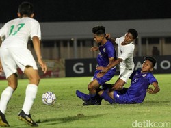 Dua pemain Filipina mengadang serangan yang dilakukan Timnas Indonesia U-16.