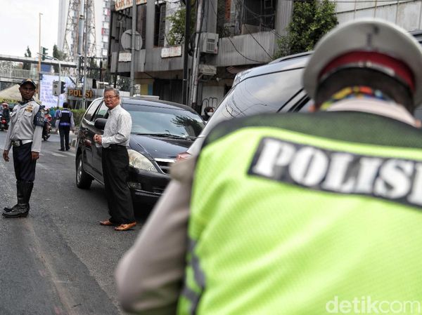 2 Minggu Ganjil Genap, Masih Ada Pengendara Kena Tilang