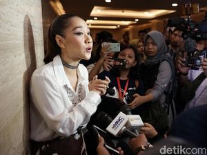 BCL Tak Ingin Komentari Larangan Selfie di Makam BJ Habibie BCL Tak Ingin Komentari Larangan Selfie di Makam BJ Habibie