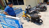 FOTO: Pemuda Cianjur Bakar Motornya Karena Nggak Terima Ditilang