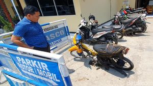 FOTO: Pemuda Cianjur Bakar Motornya Karena Nggak Terima Ditilang