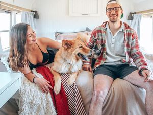 Foto: Resign Kerja, Pasangan Ini Keliling Dunia Naik Bus