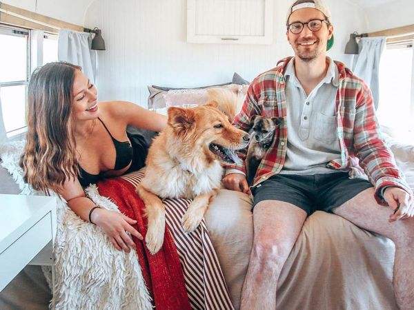 Foto: Resign Kerja, Pasangan Ini Keliling Dunia Naik Bus