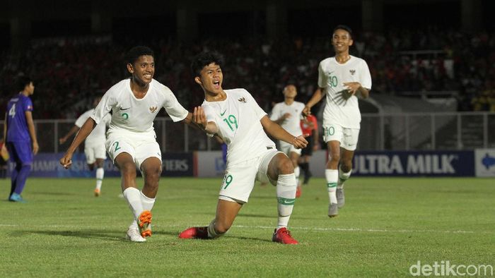 Striker Timnas Indonesia U-16 Ahmad Athallah Araihan (tengah) merayakan golnya ke gawang Filipina di Kualifikasi Piala Asia U-16 2020 di Stadion Madya, Senin (16/9). (Foto: Rifkianto Nugroho/detikSport)