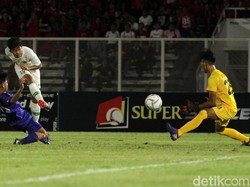 Ahmad Athallah Araihan melepaskan tendangan ke gawang Filipina.