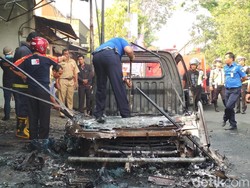 Pikap Muat BBM Hangus Terbakar di Kota Blitar, Sopir Selamat