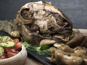 Sarapan Kepala Kambing Utuh hingga Ibu-ibu Heboh Rebutan Rendang Sarapan Kepala Kambing Utuh hingga Ibu-ibu Heboh Rebutan Rendang
