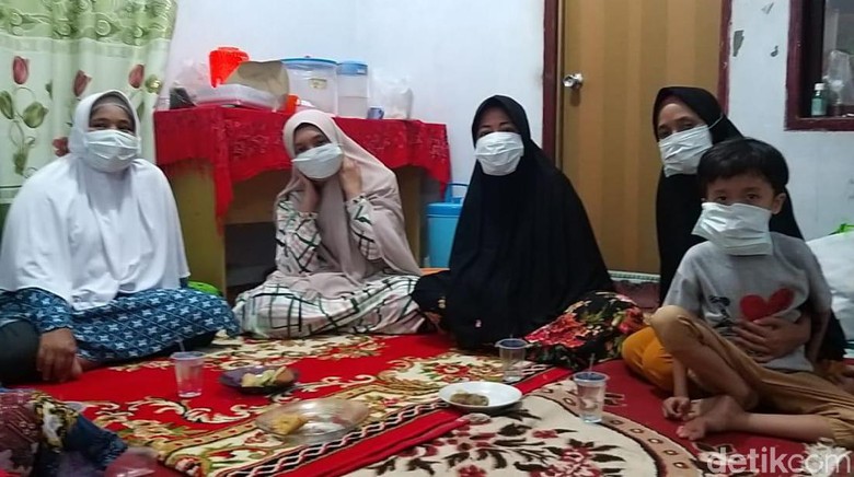 Asap Pekat, Warga Pekanbaru Gunakan Masker saat Takziah di Malam Hari