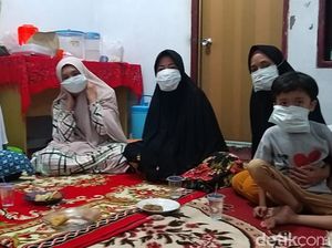 Asap Pekat, Warga Pekanbaru Gunakan Masker saat Takziah di Malam Hari Asap Pekat, Warga Pekanbaru Gunakan Masker saat Takziah di Malam Hari