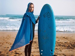 Kenalan dengan Shahla Yasini, Peselancar Berhijab Pertama Asal Iran